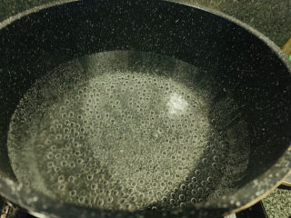 5、芦笋炒肉片,锅里加清水，煮开；