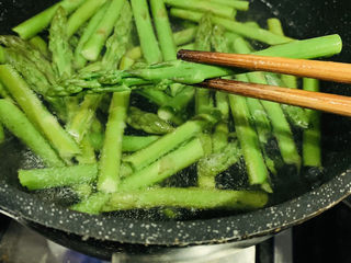 9、芦笋炒肉片,断生，就夹起来；