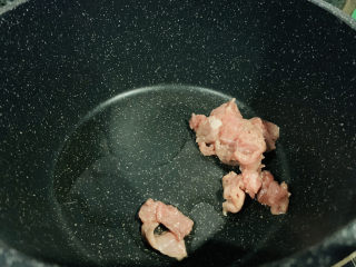 12、芦笋炒肉片,把腌好的肉片放入；