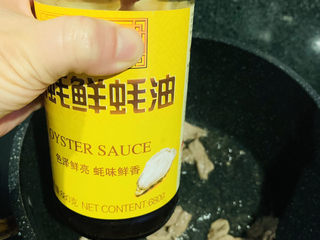 13、芦笋炒肉片,肉片大火炒变色，调小火，加蚝油；