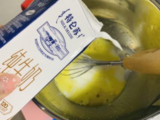 3、苹果千层蛋糕,加入牛奶