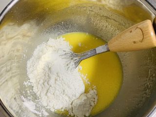 6、苹果千层蛋糕,将过好筛的粉倒入蛋液中