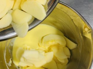 10、苹果千层蛋糕,切好的苹果片倒入蛋糊中