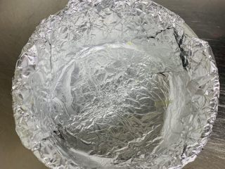 12、苹果千层蛋糕,提前准备六寸的戚风模具，放入锡纸或油纸