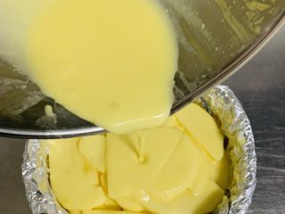 14、苹果千层蛋糕,将剩余的蛋黄糊倒入模具中。