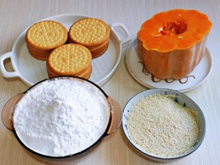 1、脆皮南瓜饼,准备食材。