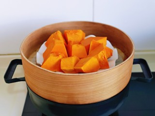 2、脆皮南瓜饼,南瓜去皮，切小块，隔水蒸熟。