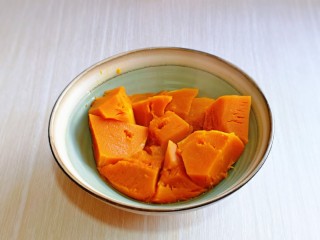 3、脆皮南瓜饼,取出蒸出的南瓜，将多余的水分倒掉，将南瓜放入大口器具中，压成南瓜泥。(喜欢吃甜的，这一步可以加入细砂糖)