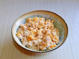4、脆皮南瓜饼,加入糯米粉，搅拌成絮状。(糯米粉的量可以根据实际情况增减)