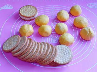 6、脆皮南瓜饼,再把面团分割成10等份。