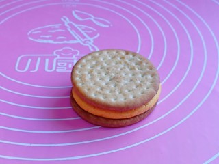 8、脆皮南瓜饼,再叠加上一块饼干，轻轻按压一下。