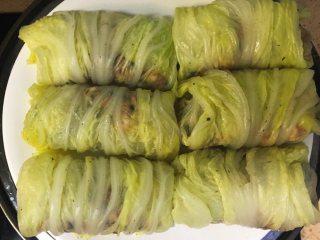 5、金玉白菜卷,包好的白菜卷放蒸锅上大火烧开后继续蒸20分钟左右，蒸好后盆中多出的水倒出备