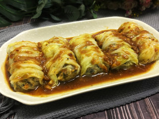 6、金玉白菜卷,起锅放油，放入切碎的蒜蓉小火爆香，再倒入蒸白菜多出的水，加入生抽、蚝油、生粉勾芡，倒在白菜卷上就完成啦