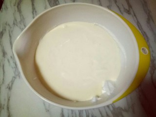 13、8寸戚风蛋糕,最后将蛋黄糊倒入蛋白霜的容器中，继续翻拌的手法，直至看不到蛋白霜即可。