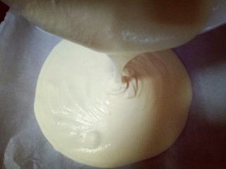 14、8寸戚风蛋糕,拌好的蛋糕糊，细腻光滑，饱满，倒入蛋糕模具中。