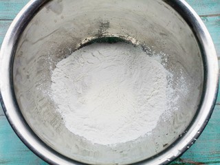2、软糯香甜的多芒小丸子,糯米粉倒入大盆中。