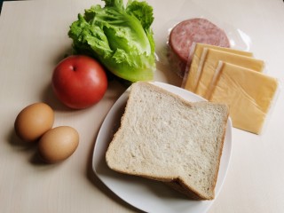 1、芝士火腿三明治,准备所需食材。