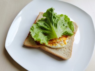 6、芝士火腿三明治,放上一片生菜。