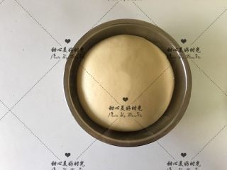 6、爆浆乳酪面包（平底锅版）, 取出发酵好的面团