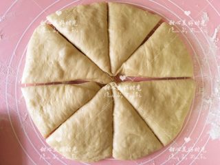 7、爆浆乳酪面包（平底锅版）,排气，并分割成8份