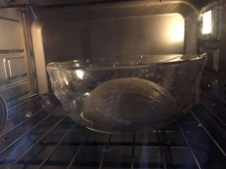 7、蒜香香肠热狗面包,发酵到两点五倍大。大约一小时。