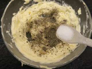 16、蒜香香肠热狗面包,再加入少许黑胡椒和两克的盐。