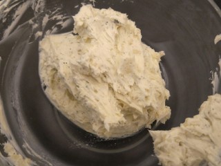 18、蒜香香肠热狗面包, 用打蛋器混合均匀。