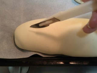 19、蒜香香肠热狗面包,用一把锋利的小刀把面包开以一个口。