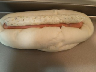 21、蒜香香肠热狗面包,给每个面包上集上一条