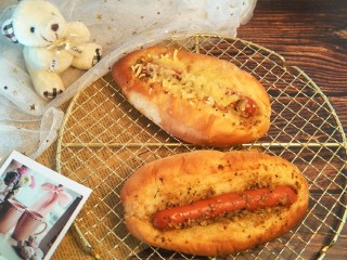 23、蒜香香肠热狗面包,就完成了。面包出炉后放凉一会儿会儿就会变得松软可口，好吃呢。