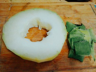 8、冬瓜排骨汤,冬瓜洗净，去瓤去皮？