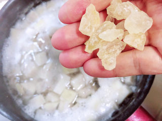 5、香芋奶茶,芋头中加入冰糖继续熬煮，约煮15-20分钟即可。