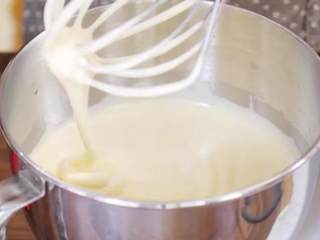 3、提拉米苏蛋糕,换成低速继续搅打至蛋液细腻，加入香草精