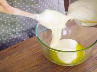 5、提拉米苏蛋糕,黄油融化放入碗中，倒入面糊拌匀