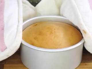 8、提拉米苏蛋糕,出炉后震两下，倒扣在架子上晾凉