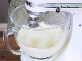 10、提拉米苏蛋糕,将室温软化过的马斯卡彭芝士与糖粉用厨师机中速打发至顺滑