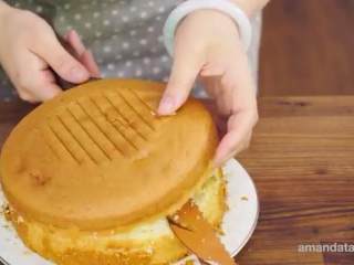 13、提拉米苏蛋糕,将蛋糕脱模平分成4片