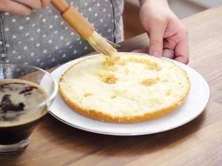 14、提拉米苏蛋糕,取一片蛋糕，刷上咖啡杏仁酒，抹上一半的可可芝士奶油