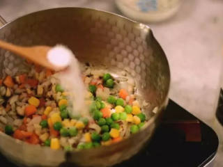 2、巧用普通的电饭锅,分分钟能做出好吃的煲仔饭,快收起来试试!,再加入青豆、玉米粒和适量的盐调味后翻炒均匀
