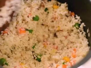 3、巧用普通的电饭锅,分分钟能做出好吃的煲仔饭,快收起来试试!,将炒匀的食材倒入锅中，加入大米搅拌均匀