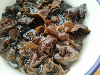 2、木耳包菜煎饼,泡发好的木耳清洗干净