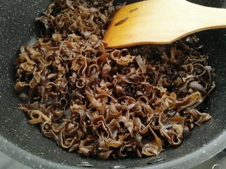 8、木耳包菜煎饼,木耳炒熟盛出待用