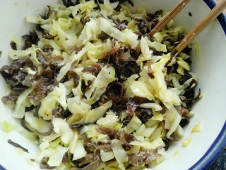 12、木耳包菜煎饼,放入少许盐,十三香,耗油拌匀等待冷却