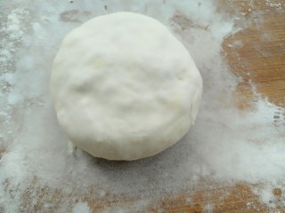 19、木耳包菜煎饼,放在案板上按成饼状