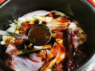 5、手撕牛肉干,放入1汤匙蚝油