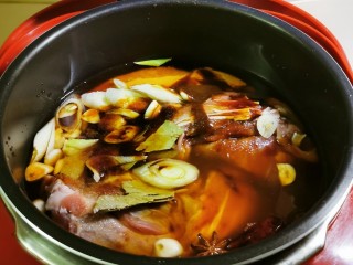 6、手撕牛肉干,香辛料和调味品加放好了 注入清水 与食材持平即可