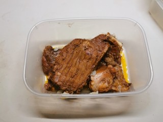 8、手撕牛肉干,捞出放入密封容器 入冰箱冷藏一夜