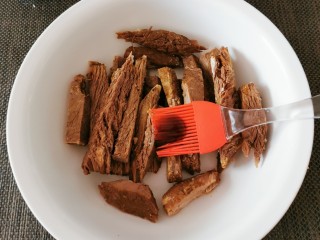 11、手撕牛肉干,刷一层蚝油
