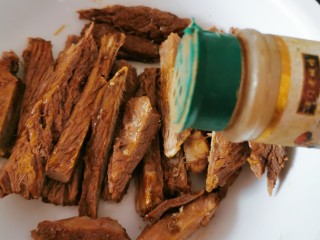 12、手撕牛肉干,撒上五香粉