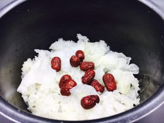 10、冰糖银耳雪梨粥,放入大枣。